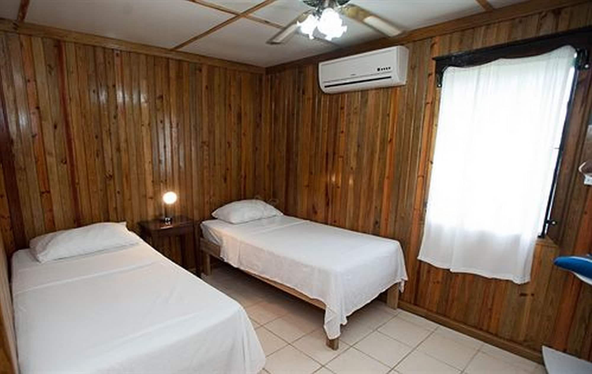 Pedro'S Hotel & Inn Сан Педро Екстериор снимка
